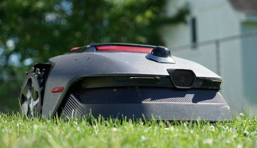How to Maintain a Healthy Lawn in Canada with a Robotic Lawn Mower